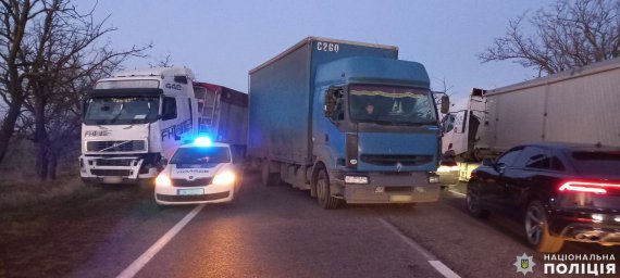 У  Миколаївській області зіткнулися чотири вантажівки.  Є загиблий і поранений
