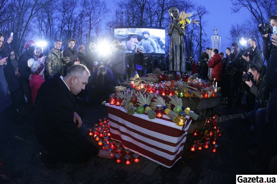 Киевляне и гости города несли цветы, колосья пшеницы, лампады и калину к мемориалу памяти жертв Голодомора
