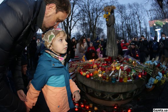 Подобные акции памяти жертв Голодомора прошли сегодня во многих украинских городах