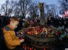 Сегодня в Украине чтят память жертв голодоморов. В Киеве тысячи человек помянули погибших соотечественников возле Национального музея Голодомора-геноцида