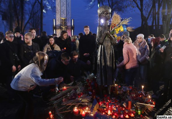 Сьогодні в Україні вшановують пам’ять жертв голодоморів. У Києві тисячі людей пом’янули загиблих співвітчизників біля Національного музею Голодомору-геноциду