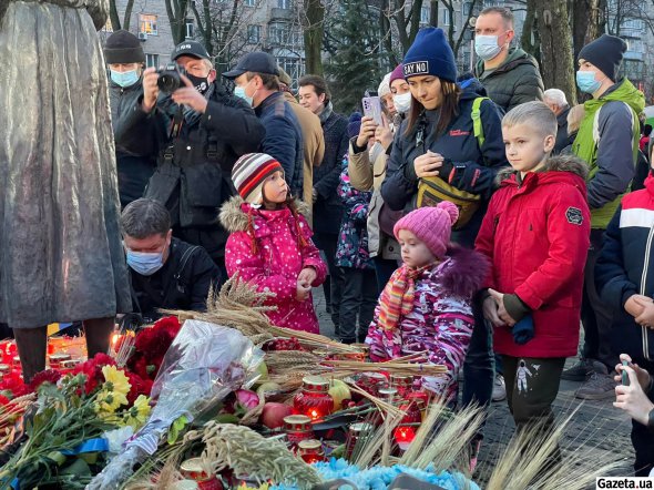 Киевляне и гости города несли цветы, колосья пшеницы, лампады и калину к мемориалу памяти жертв Голодомора
