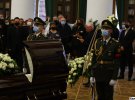 Во время прощания возле гроба Александра Омельченко постоянно стоял почетный караул