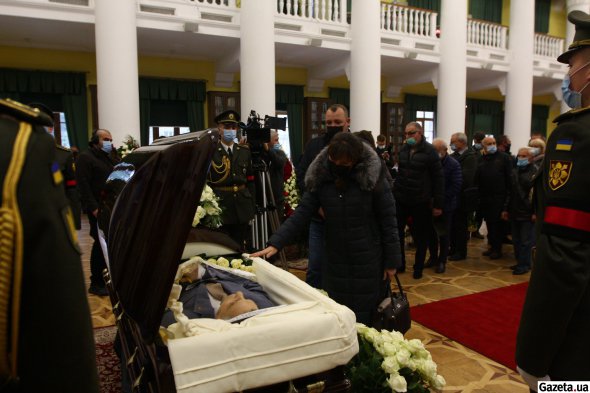 Сегодня в Киеве простились с бывшим мэром столицы Александром Омельченко. Он умер 25 ноября на 84 году жизни