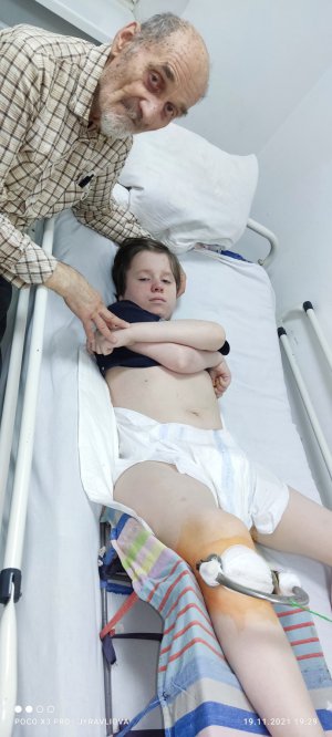 12-річний Даніїл Кондратський з Черкас переніс операцію на правій стегновій кістці. Дитина з 2-річного віку є інвалідом. Хлопчик переніс операцію з видалення  пухлини головного мозку, має приступи епілепсії. На лікування та догляд потрібна допомога. 