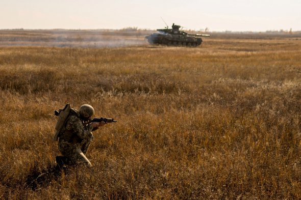 Украинские военные принимают участие в военных учениях у границ с аннексированным Россией Крымом 