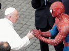 Папа Франциск вітає невідомого у костюмі Людини-павука у Ватикані, 23 червня