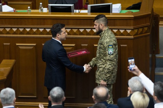 Вручение высшей государственной награды состоялось на заседании Верховной Рады.