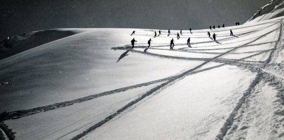 Gazeta.ua собрала фотографии туристов в заснеженных горах Швейцарии в начале XX в.