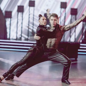 Актор Артур Логай і хореограф Анна Кареліна стали переможцями дев’ятого сезону шоу ”Танці з зірками”. У фіналі виконали три номери. За кожен судді поставили їм максимальну оцінку. Найбільше голосів за них віддали і глядачі
