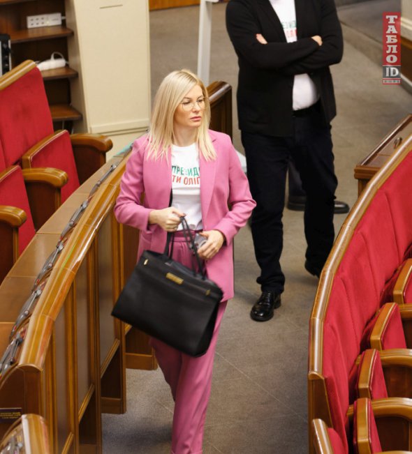 Депутатка від «Слуги народу» Юлія Грішина засвітила в Раді брендову сумку за 67 тис. грн 