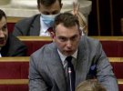 Во время выступления руководителя фракции «Голос» Ярослава Железняка его коллега Александра Устинова наставила ему «рога»