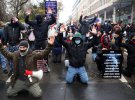 Демонстранты становятся на колени после того, как полицейские прекратили акцию протеста во Франкфурте