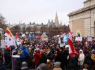 Люди протестуют против новых мер по борьбе с рекордным всплеском заражения коронавирусом в Утрехте