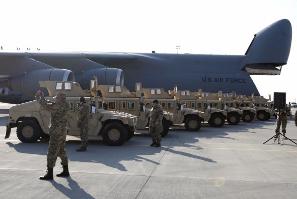 До аеропорту Бориспіль у Києві прибув літак із американською допомогою Збройним силам України. Розвантажують багатоцільові автомобілі Humvee, 2015 рік
