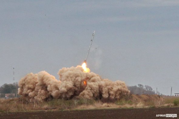 Осенью на юге Украины провели государственные испытания модернизированной версии комплекса Ольха-М. Ракеты калибра 300 мм поражают наземные цели на расстоянии более ста километров.