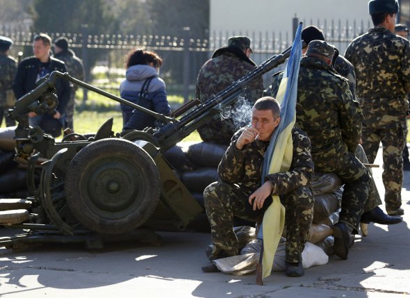 Украинские бойцы на военной базе в крымском городе Бельбек, вблизи Севастополя, 22 марта 2014 года. Россияне окружили авиабазу и выдвинули ультиматум – требовали сдаться