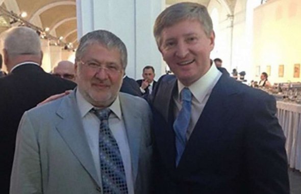 Олигархи Ринат Ахметов и Игорь Коломойский обнимались на приеме в честь инаугурации Петра Порошенко в июне 2014 года