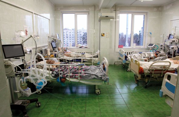 Хворі на коронавірус лежать у реанімації у Київській міській клінічній лікарні №1, 30 листопада 2021 року. У цьому відділенні на апаратах штучної вентиляції легень перебувають 18 пацієнтів