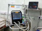Дисплей аппарата искусственной вентиляции (на переднем плане) показывает давление в легких пациента, объем кислорода, поступающего в орган, и частоту дыхания. Прикроватный монитор (справа) выводит данные об артериальном давлении, насыщении крови кислородом и сердечном ритме.