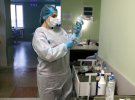 Надія Сидорчук, медсестра ковідної реанімації Київської міської клінічної лікарні №1, набирає у шприц фізрозчин. Понад рік працює з хворими на коронавірус.