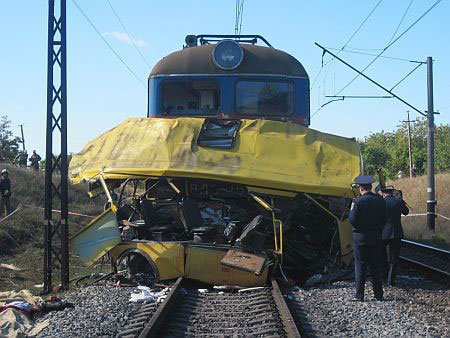 Вблизи города Марганец автобус, в котором находились 52 пассажира, столкнулся с поездом. Эта авария стала самой кровавой из времен Независимости Украины