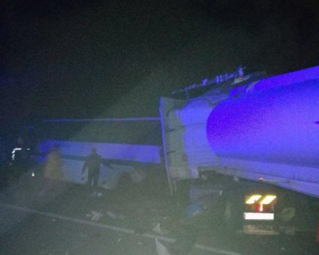На Житомирщині вантажівка   з автоцистерною протаранила екскурсійний автобус Житомир — Яремче. Дев'ятеро людей загинули