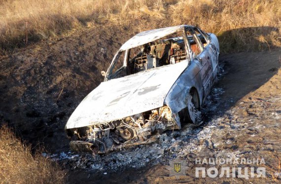 На Донеччині подружжя вбили й спалили в старій автівці. Підозрюваного затримали