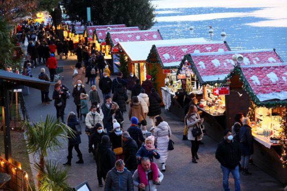 Люди посещают рождественский ярмарок в Монтрё, Швейцария, 6 декабря