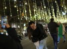 Пара целуется под рождественской иллюминацией в Барселоне, Испания, 7 декабря 