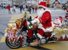 Мотоциклист в костюме Санта-Клауса в Цюрихе, Швейцария, 6 декабря 