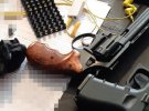 Правоохоронці під час обшуків виявили два пістолети