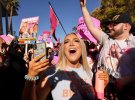 Шанувальники попспівачки Брітні Спірс святкують її звільнення від опіки батька біля будівлі суду Стенлі Моска в день слухання її справи в Лос-Анджелесі, Каліфорнія