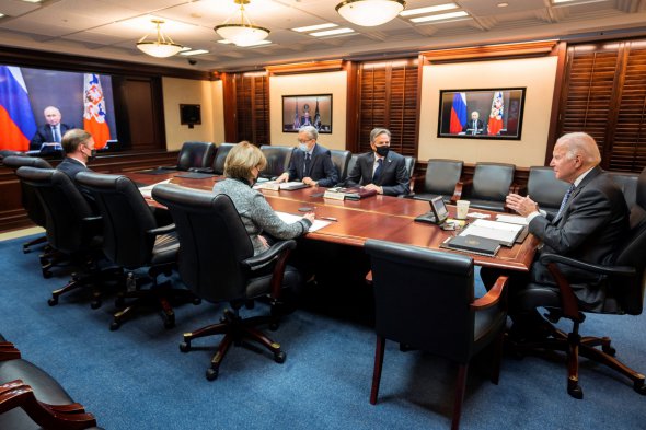 Під час відео дзвінка Байдена з Білого дому супроводжували держсекретар Ентоні Блінкен та інші чиновники адміністрації президента США 