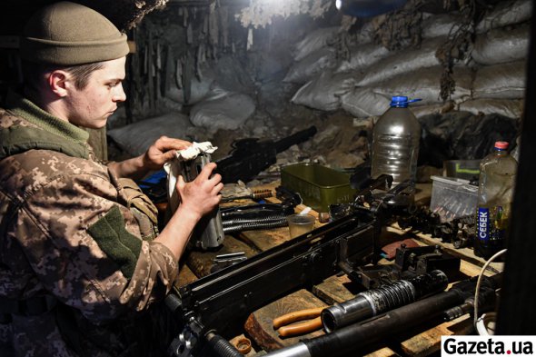 22-річний Валерій Геровкін з Краматорська чистить АГС-17. Загинув наступного дня після того, як було зроблене це фото. 1 грудня поліг від кулі ворожого снайпера, коли прикривав побратимів