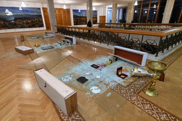 Пошкоджене приміщення в будівлі мерії Алмати