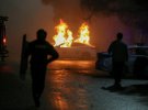 Міліцейська машина горить під час акції протесту в Алмати, 5 січня
