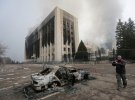 Сгоревшая машина перед зданием мэрии в Алматы