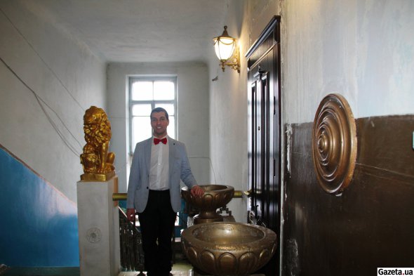 Рієлтор Олександр Дмитренко опікується квартирою-готелем, біля дверей в яку встановлений позолочений лев і бетонні вазони
