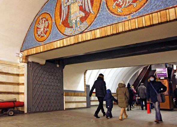 Гермозасуви – металеві ворота, що закривають входи на станції метро Золоті ворота. Вони можуть стримати ядерний удар