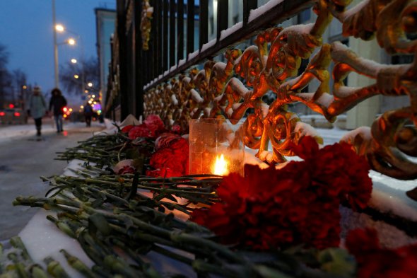 Лампадки и цветы по жертвам протестов у казахского посольства в Москве