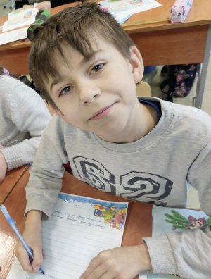 Артем Алефіров навчається в четвертому класі. Коли під час прогулянки його батько знепритомнів, хлопчик зігрівав його своїм тілом сім годин
