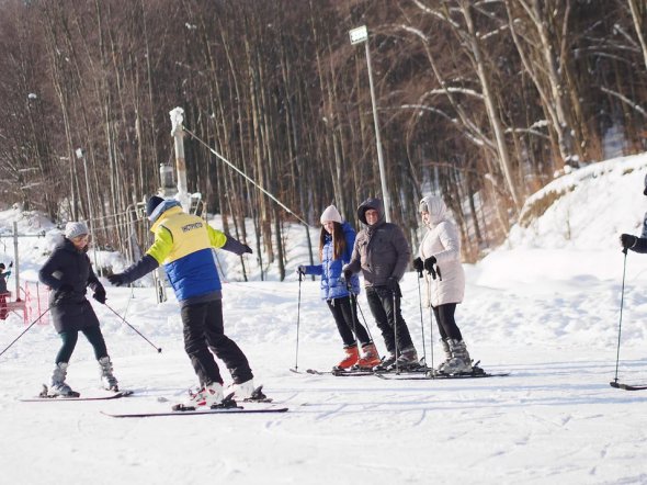 На Ведмежу варто їхати вчитися кататися на лижах