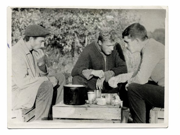 Поет Микола Воробйов (крайній ліворуч) приймає гостей-колег Віктора Кордуна (в центрі) й Миколу Холодного на сторожовій заставі колгоспного саду в селі Пашківці Макарівського району на Київщині. 1967 рік