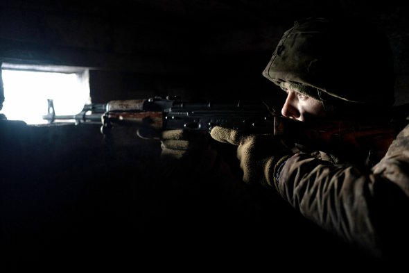 Український солдат на лінії фронту у Золотому, на Донбасі