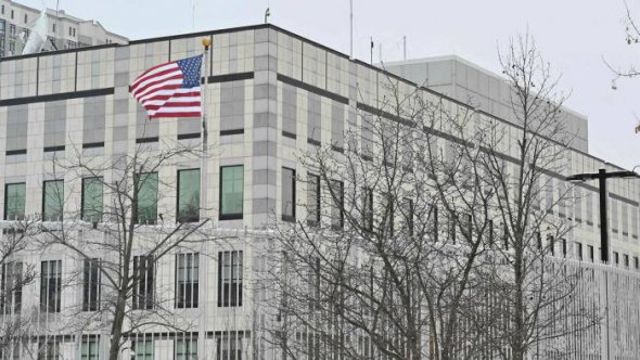 Працівникам посольства США в Києві наказали покинути будівлю через побоювання російського вторгнення, що насувається 