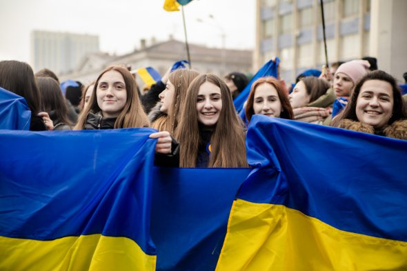 У Дніпрі сотні людей одночасно розгорнули великий прапор України