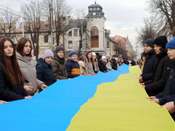 У центрі Чернівців пройшла велика акція "Обіймись Україно!"