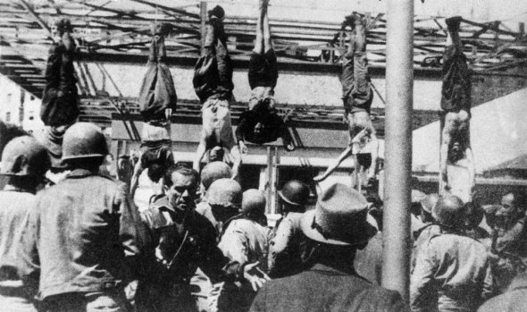 Тіла Беніто Муссоліні та його послідовників підвішені до балки після їхньої смерті 