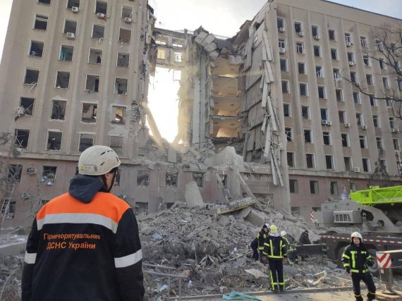 Через попадання ракети до Миколаївської ОДА - зруйновано дев'ять поверхів будівлі